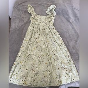 A light green floral dress that is perfect for the summer! ✨